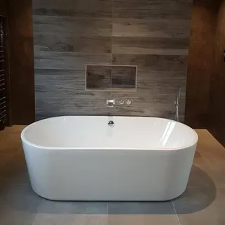 Bath installation with tiled wall surround